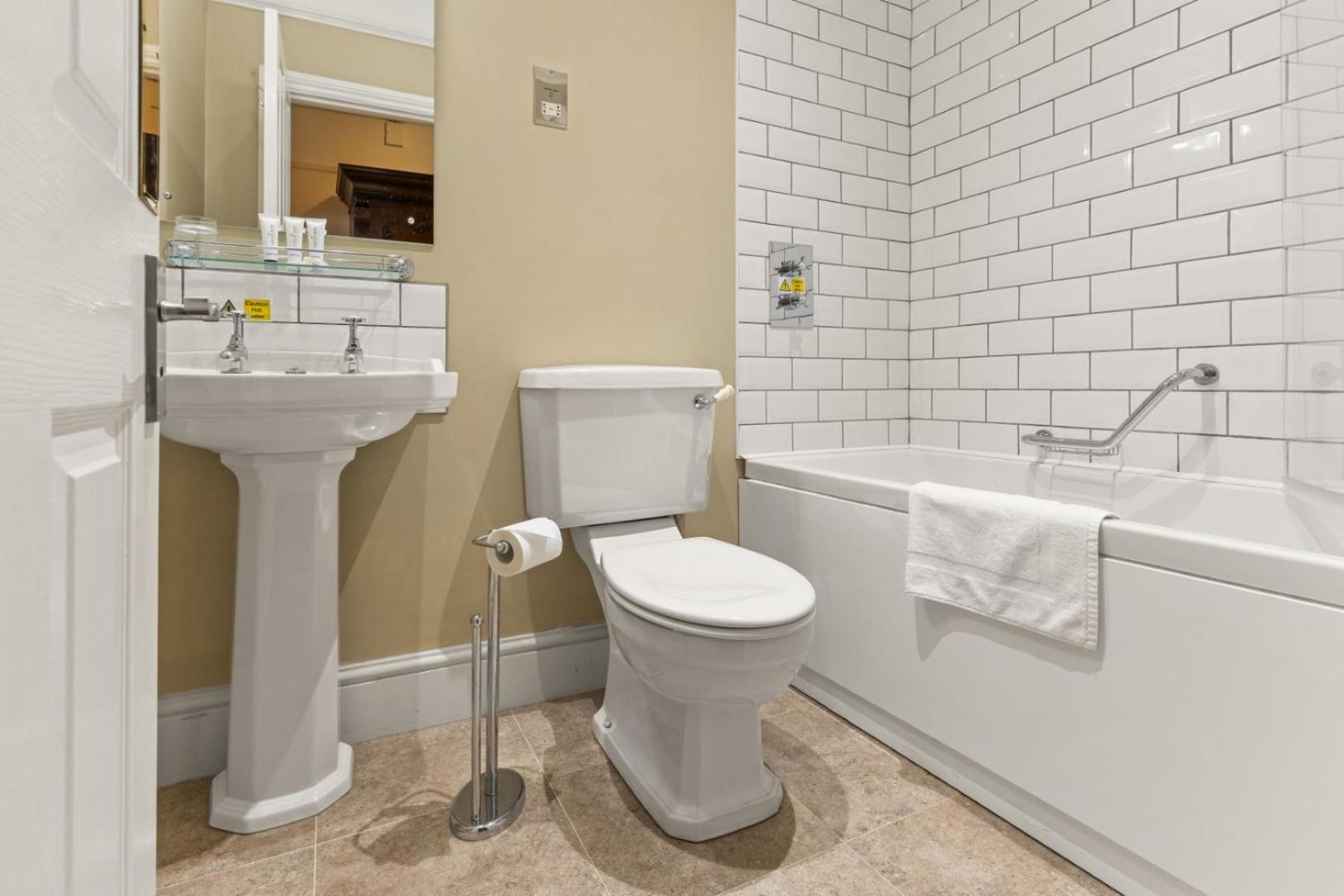Two Bridges Hotel Екстер'єр фото