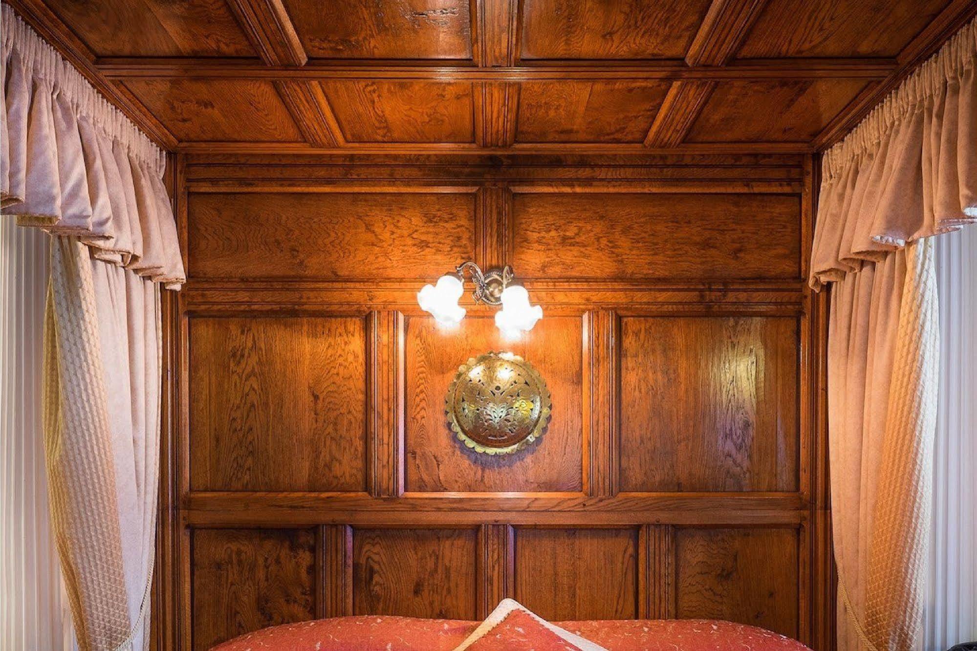 Two Bridges Hotel Екстер'єр фото